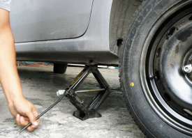 雨天汽車輪胎拋錨時如何用機械千斤頂更換輪胎