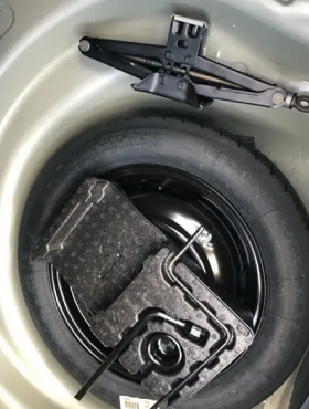 換輪胎先擰螺絲,還是先頂剪式千斤頂