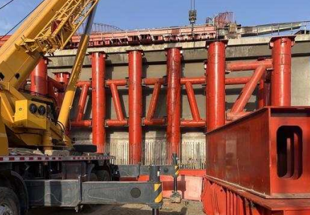 1000噸液壓千斤頂參與鄭州彩虹橋鋼桁拱縱橫移拆解施工