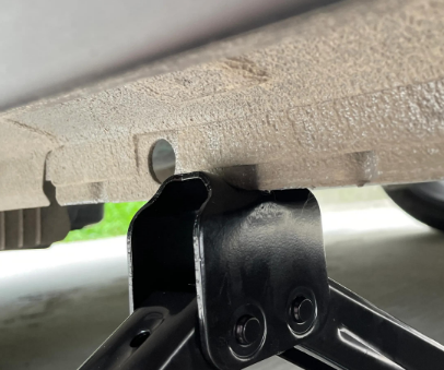 使用剪式千斤頂換輪胎的關鍵在于找到支撐點