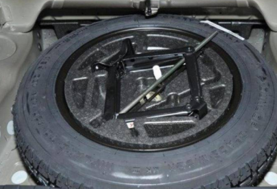 剪式千斤頂用完后怎么放到備胎上