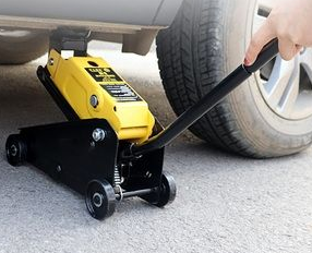 叫拖車費用太貴,不如用汽車千斤頂自救