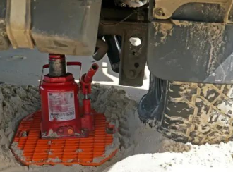 沙漠用汽車千斤頂頂車可以墊上防沙板