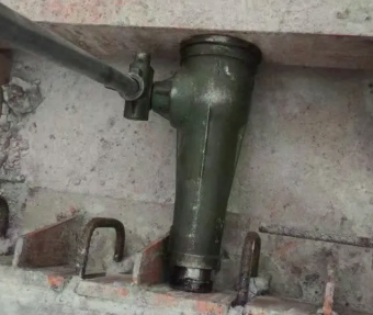 豎頂或橫頂重物時,螺旋千斤頂頂升方向有變化嗎